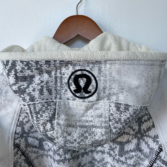 Rare Special Edition Lululemon Scuba Ivory Snowflake Size 6 - Picture 4 of 11